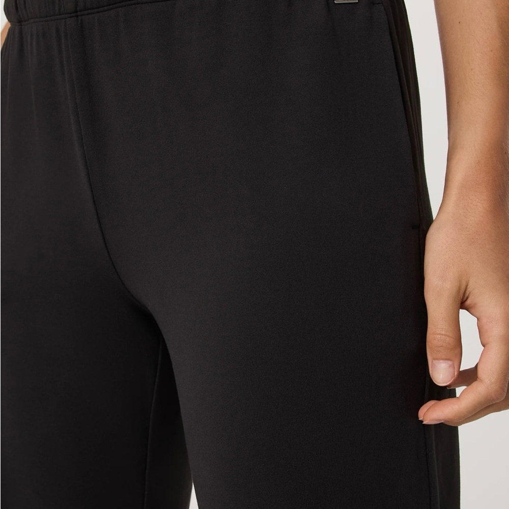 Vuori women’s Black Halo Modern Straight Leg Performance Pant - Picture 4 of 8